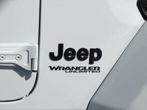 Used 2022 Jeep Wrangler Unlimited Sahara image 9