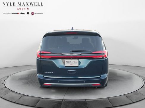 Used 2023 Chrysler Pacifica Touring-L image 14