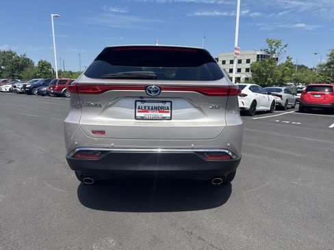 Used 2024 Toyota Venza XLE AWD/4WD image 4
