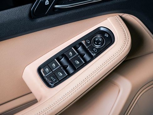 Certified 2025 Porsche Macan image 26