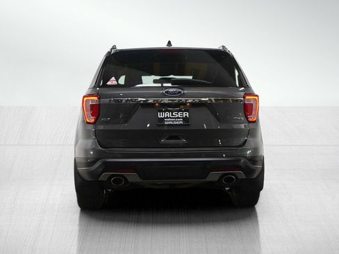 Used 2018 Ford Explorer XLT image 4