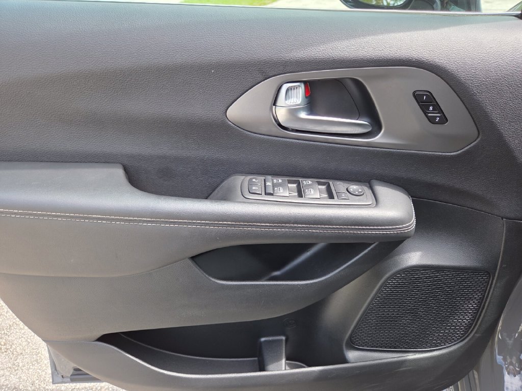 Used 2025 Chrysler Pacifica Select FWD image 32