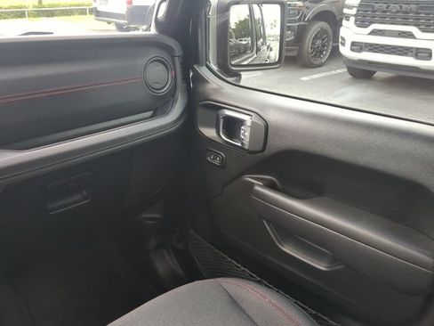 Used 2025 Jeep Gladiator Rubicon AWD/4WD image 19