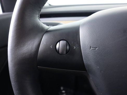 Used 2022 Tesla Model Y Long Range image 11