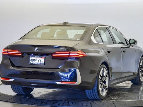 Used 2025 BMW 530i w/ Premium Package image 5