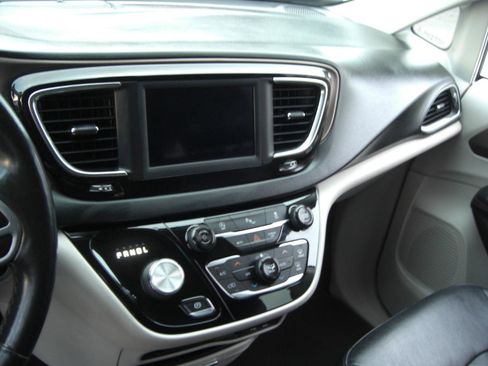 Used 2019 Chrysler Pacifica Touring-L image 7