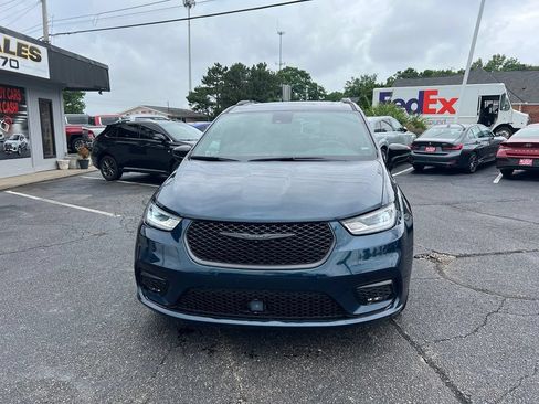 Used 2025 Chrysler Pacifica Limited FWD image 2