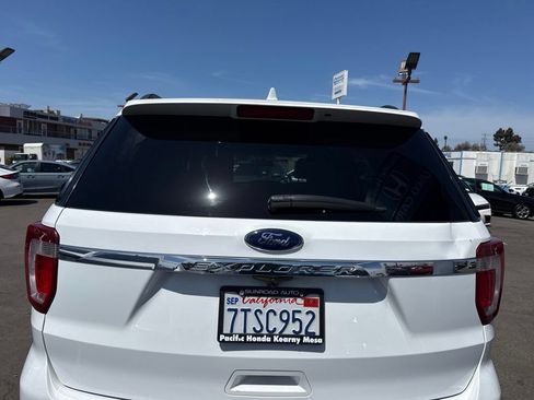 Used 2017 Ford Explorer FWD image 2