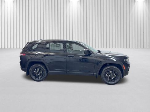 New 2025 Jeep Grand Cherokee Laredo image 3