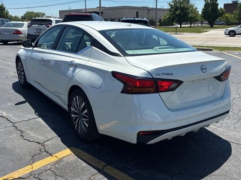 Used 2025 Nissan Altima 2.5 SV FWD image 2