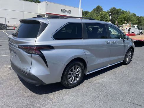Used 2024 Toyota Sienna XLE FWD image 9