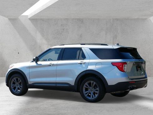 Used 2023 Ford Explorer XLT w/ Equipment Group 202A AWD/4WD image 4