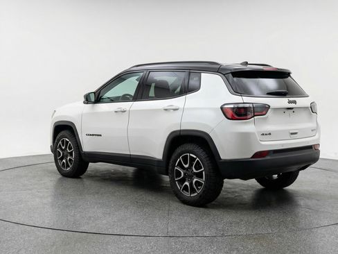 Used 2025 Jeep Compass Trailhawk image 6