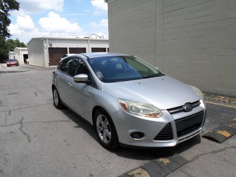Used 2014 Ford Focus SE FWD image 2