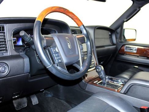 Used 2016 Lincoln Navigator Select image 4