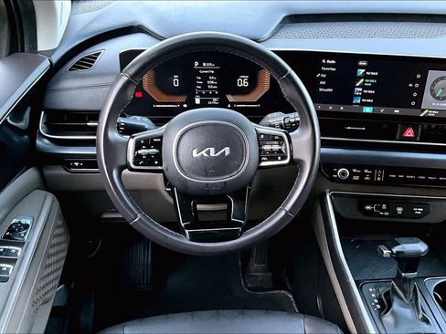 Used 2025 Kia Carnival FWD image 6
