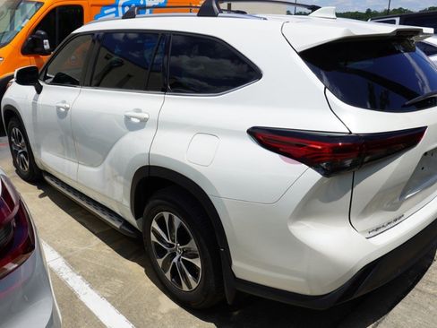 Used 2021 Toyota Highlander XLE AWD/4WD image 7