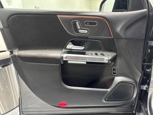 Used 2021 Mercedes-Benz GLB 250 4MATIC image 39