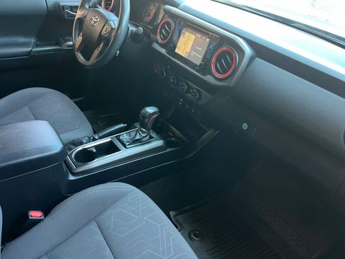 Used 2018 Toyota Tacoma TRD Sport AWD/4WD image 17