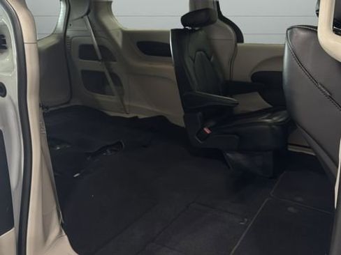 Used 2024 Chrysler Pacifica Touring-L image 28