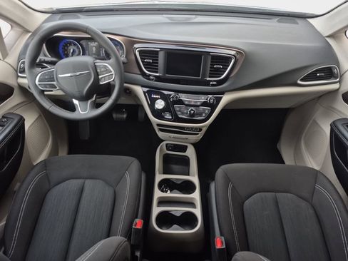 Used 2024 Chrysler Voyager LX image 14