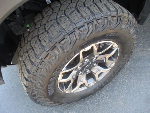 Used 2024 Chevrolet Colorado ZR2 w/ ZR2 Convenience Package III image 13