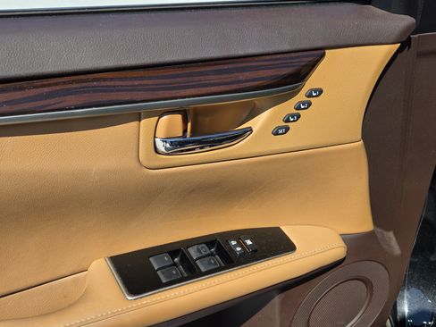Used 2017 Lexus ES 350 w/ Premium Package FWD image 11