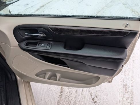 Used 2014 Dodge Grand Caravan SXT image 29