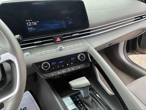 Used 2025 Hyundai Elantra SEL image 14