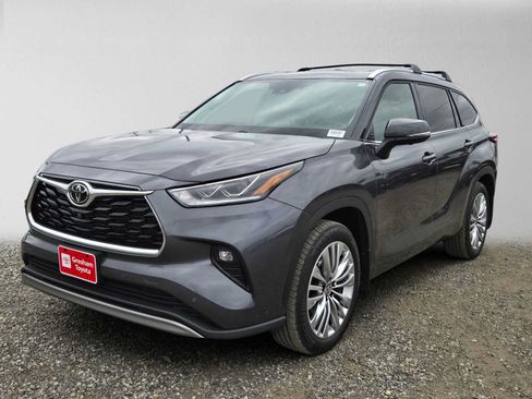 Certified 2025 Toyota Highlander Platinum AWD/4WD image 8