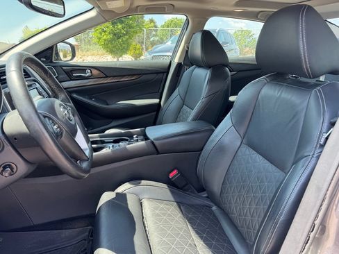 Used 2017 Nissan Maxima Platinum w/ Interior Lighting Package FWD image 7