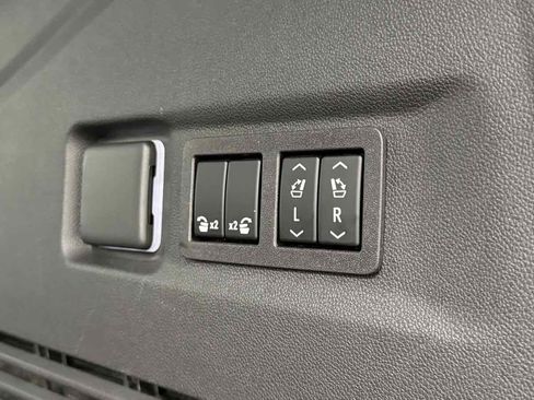 Used 2023 GMC Yukon XL SLT image 36