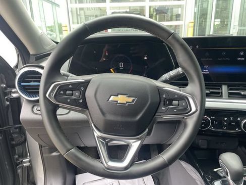 Used 2025 Chevrolet Trax LT w/ LT Convenience Package FWD image 19