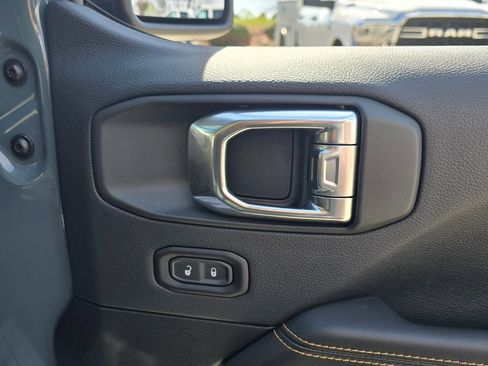 Used 2025 Jeep Wrangler Unlimited Sahara image 31