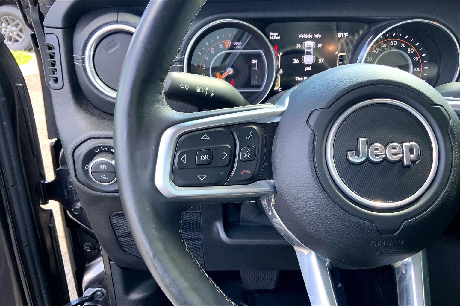 Used 2020 Jeep Gladiator Overland w/ Dual Top Group AWD/4WD image 23