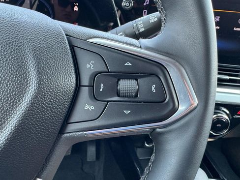 Used 2025 Chevrolet Trax LT w/ LT Convenience Package FWD image 16