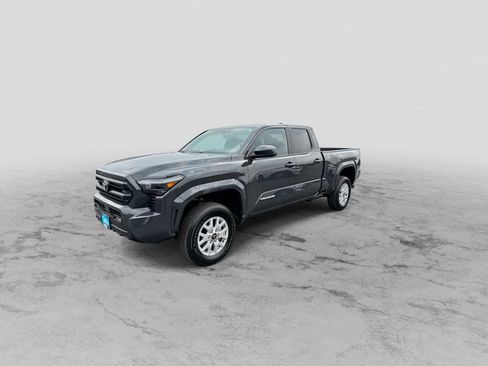 Used 2025 Toyota Tacoma SR5 AWD/4WD image 4
