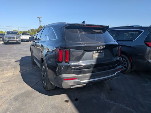 Used 2025 Kia Sorento S image 4