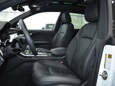 Used 2025 Audi Q8 Premium image 29