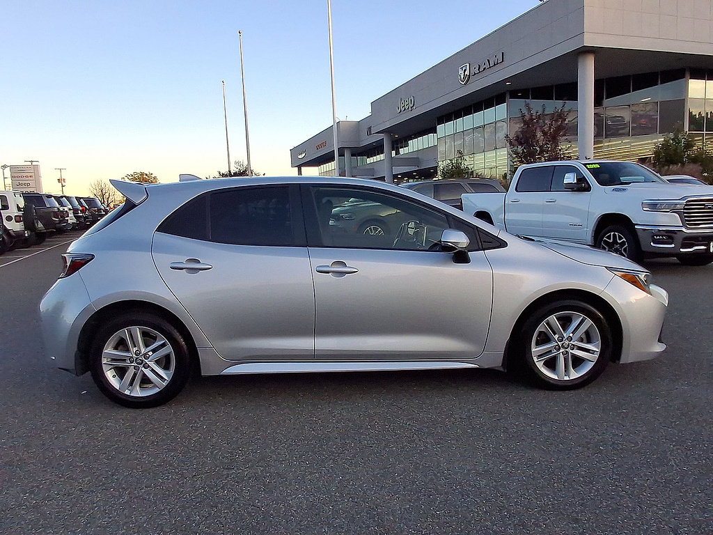 Used 2022 Toyota Corolla SE w/ SE Preferred Package FWD image 32