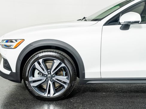 Used 2026 Volvo V60 B5 Cross Country Plus w/ Protection Package Premier image 17