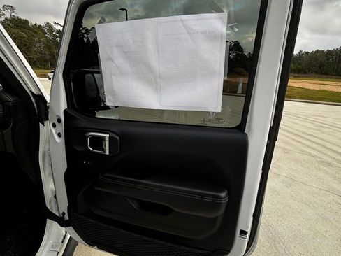 Used 2019 Jeep Wrangler Unlimited Sahara image 19