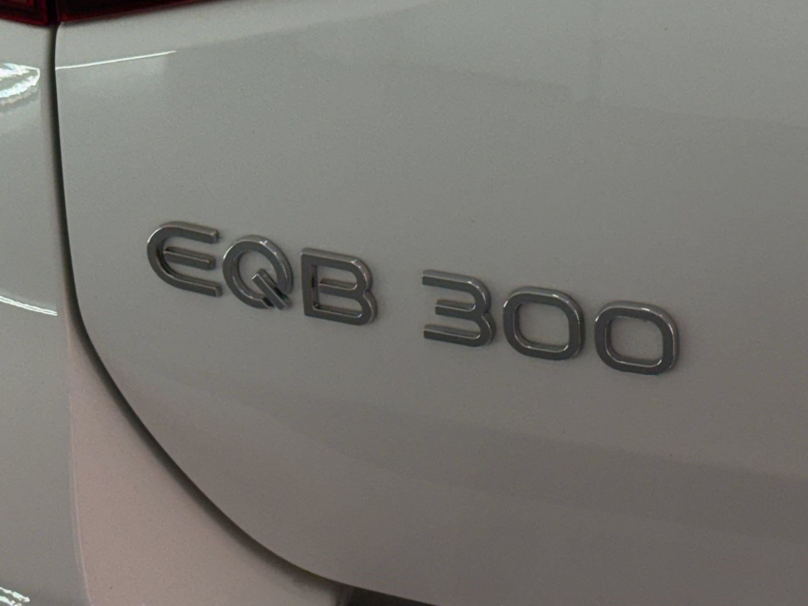 Used 2023 Mercedes-Benz EQB 300 4MATIC image 25