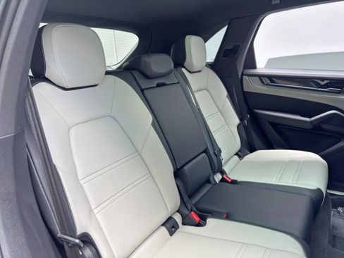 Used 2025 Porsche Cayenne AWD/4WD image 40