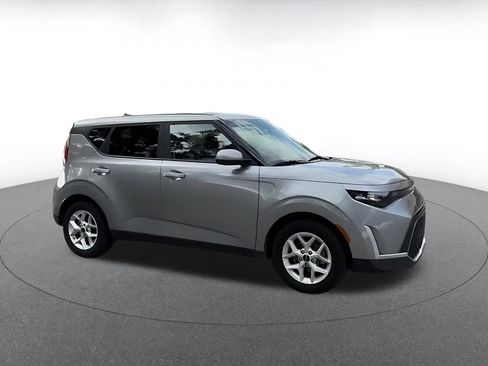 Used 2025 Kia Soul LX w/ LX Technology Package FWD image 2