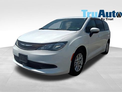 Used 2023 Chrysler Voyager LX FWD image 3