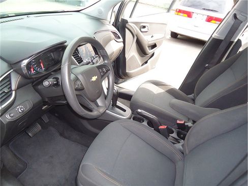 Used 2022 Chevrolet Trax LS w/ Tint and Cruise Package image 17