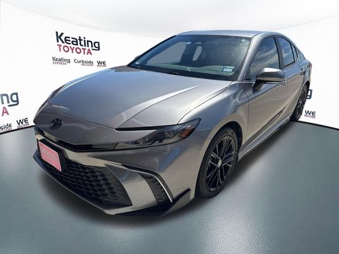 Used 2025 Toyota Camry SE w/ Convenience Package image 3