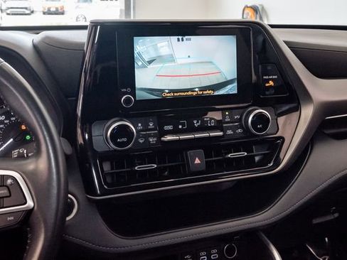 Used 2024 Toyota Highlander LE FWD image 13