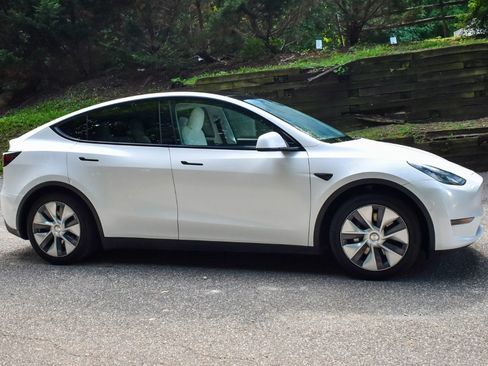 Used 2021 Tesla Model Y 2WD image 9